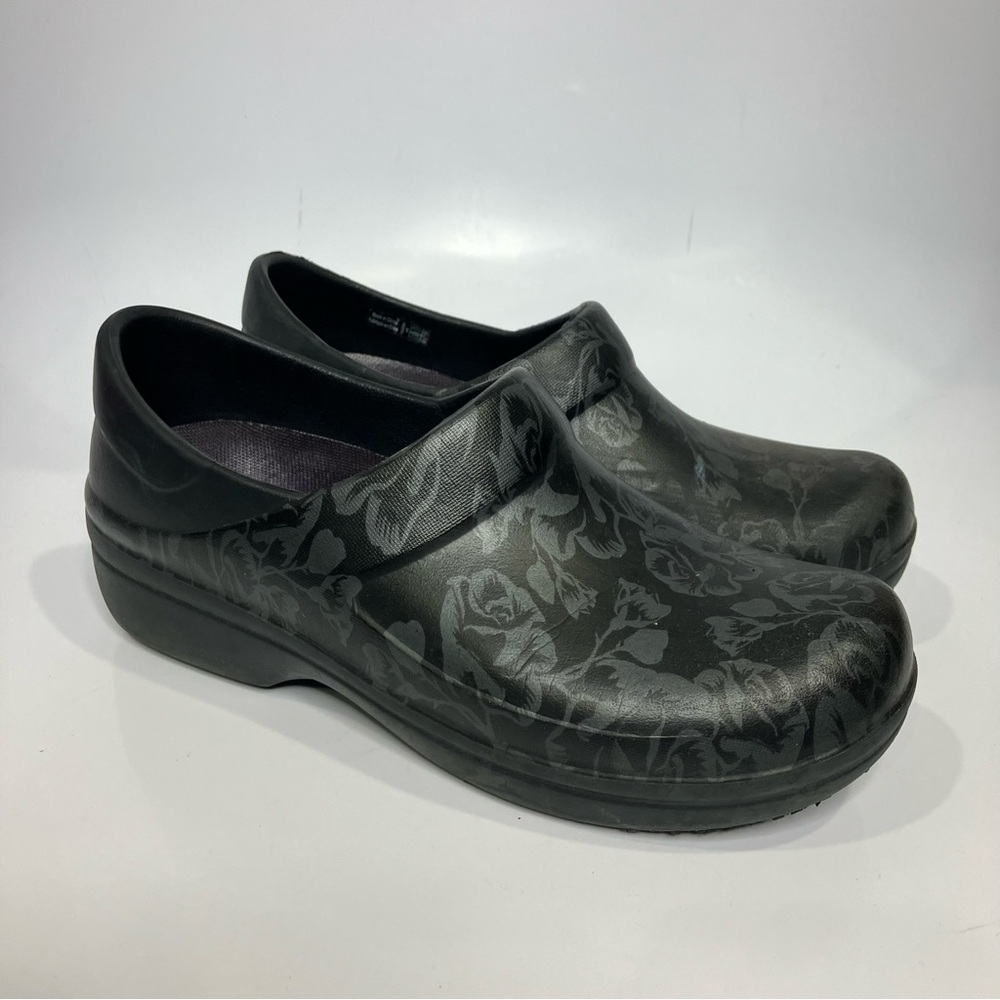 Crocs neria pro rose print clogs black gray women’s size 8 professional nursing
